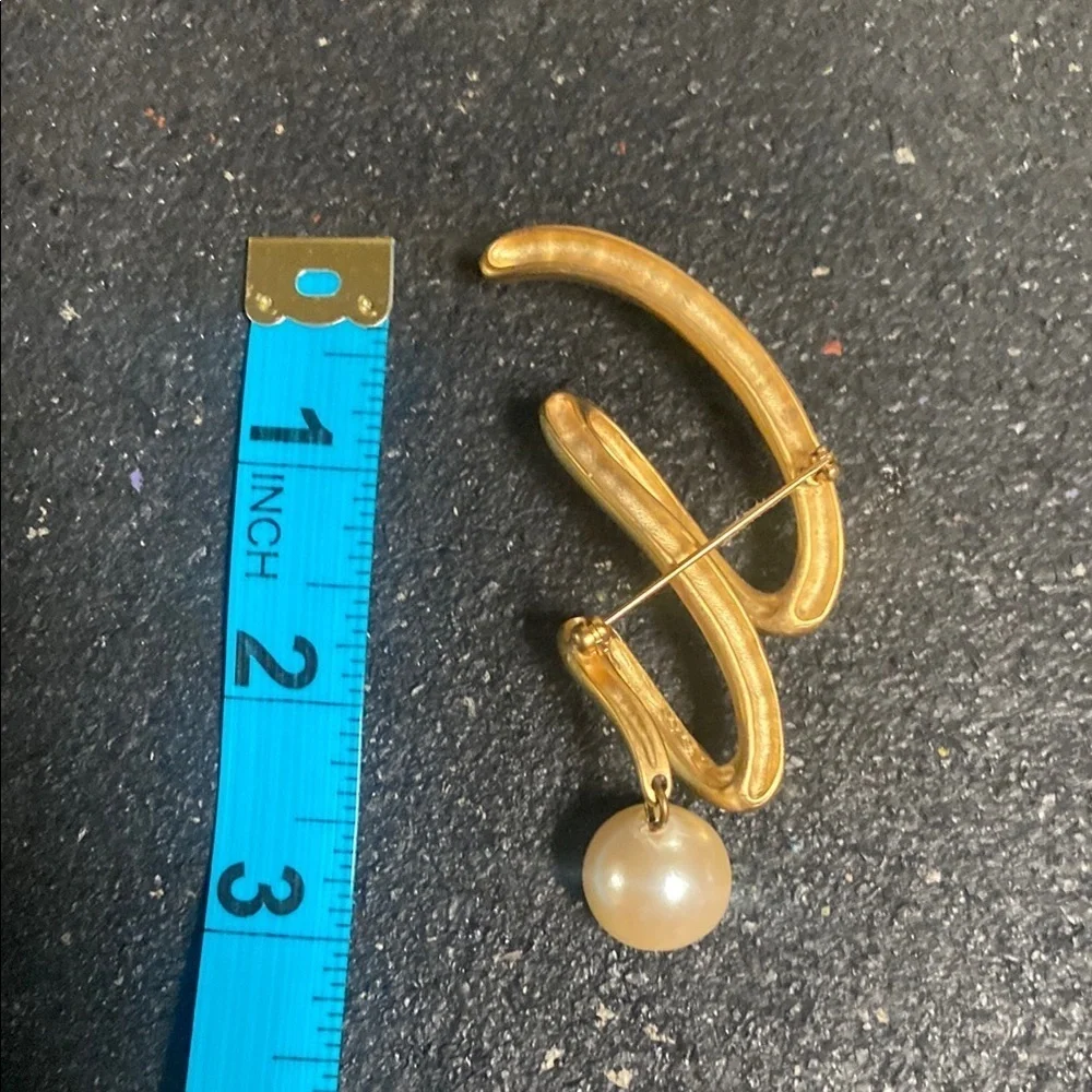 Elegant Gold Brooch with Pearl Accent